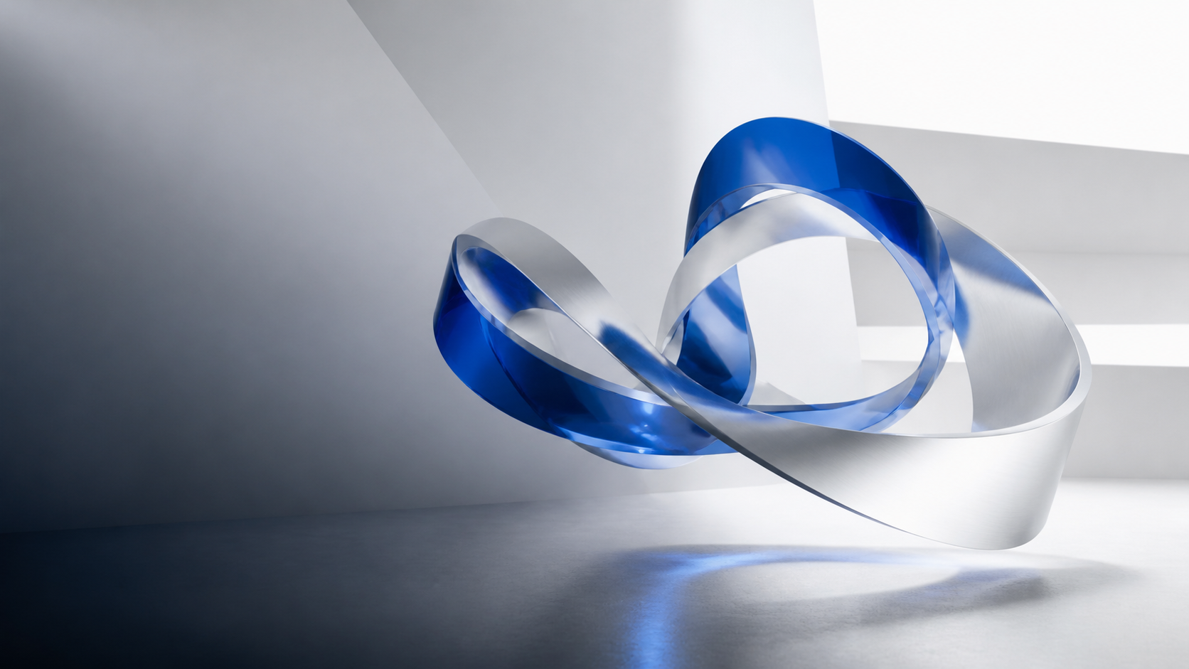 Ruban sculptural bleu cobalt et aluminium brossé dans un studio lumineux